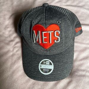 NWT women’s heart Mets baseball cap